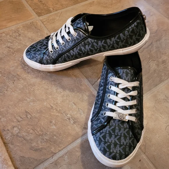Michael Michael Kors Logo Fashion Sneaker size 5 - Picture 3 of 7